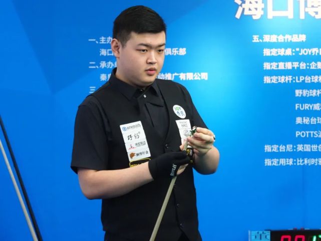 展现了足球